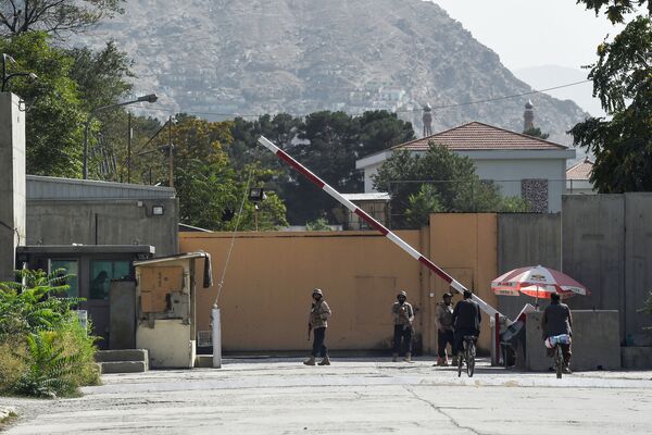 Los diplomáticos estadounidenses que abandonaron Kabul se vieron en la necesidad de destruir no solo los documentos clasificados, sino también las banderas estadounidenses. En la foto: varios soldados de las fuerzas de seguridad afganas en la &#x27;Zona Verde&#x27; de Kabul. - Sputnik Mundo