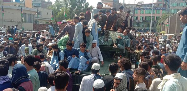 En su camino hacia la capital, los talibanes encontraron poca o ninguna resistencia. En la foto: combatientes talibanes y residentes locales en un todoterreno del Ejército en Jalalabad, en el este de Afganistán. - Sputnik Mundo