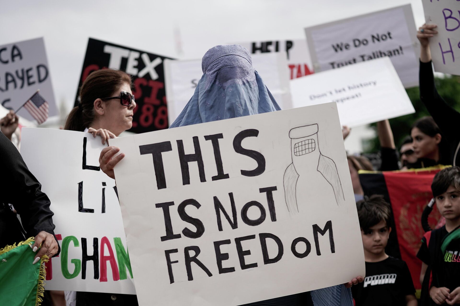 Una mujer en burka protesta en Washington con el cartel 'Eso no es libertad' - Sputnik Mundo, 1920, 16.08.2021