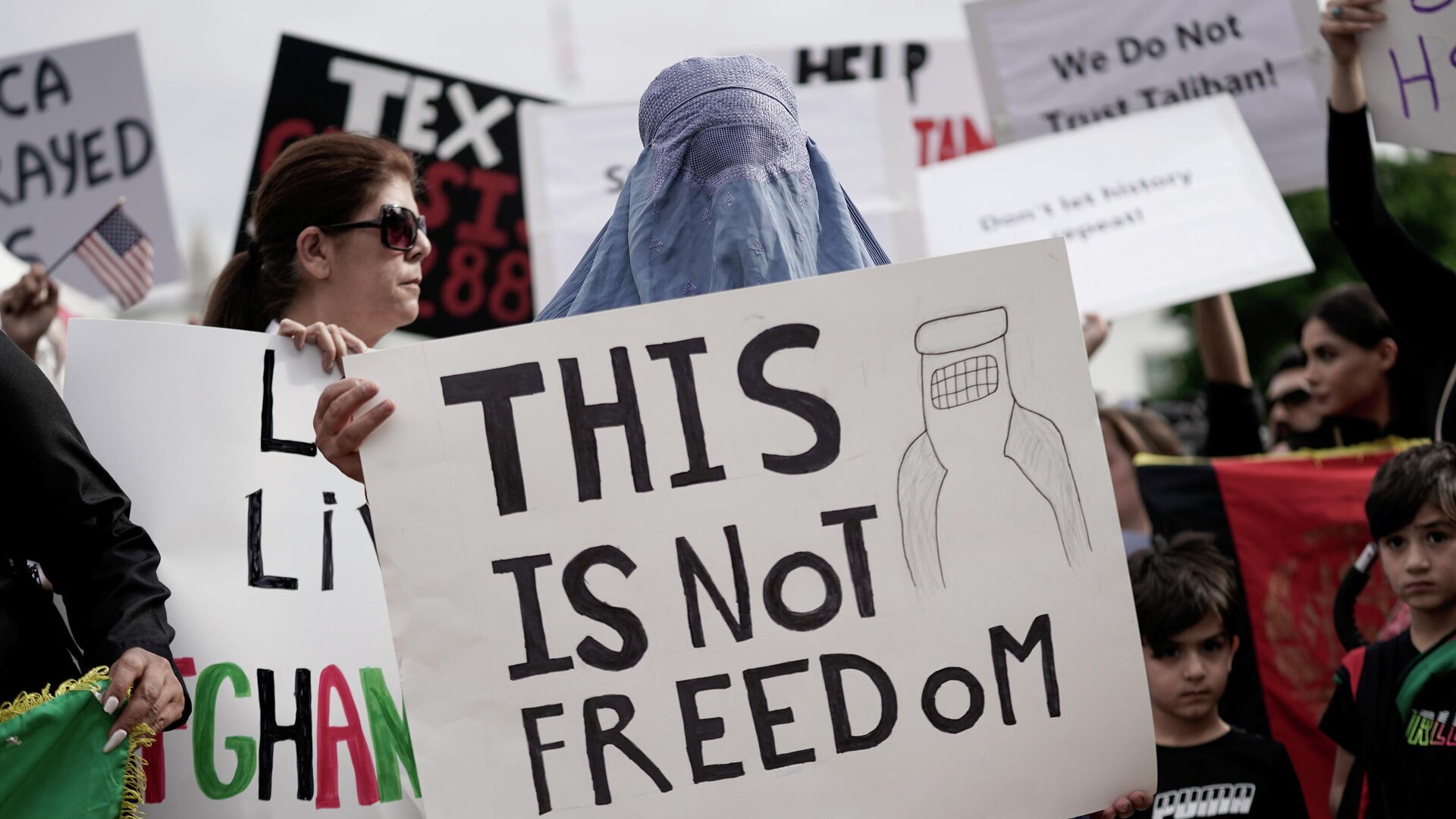 Una mujer en burka protesta en Washington con el cartel 'Eso no es libertad' Una mujer en burka protesta en Washington con el cartel 'Eso no es libertad' - Sputnik Mundo, 1920, 17.08.2021