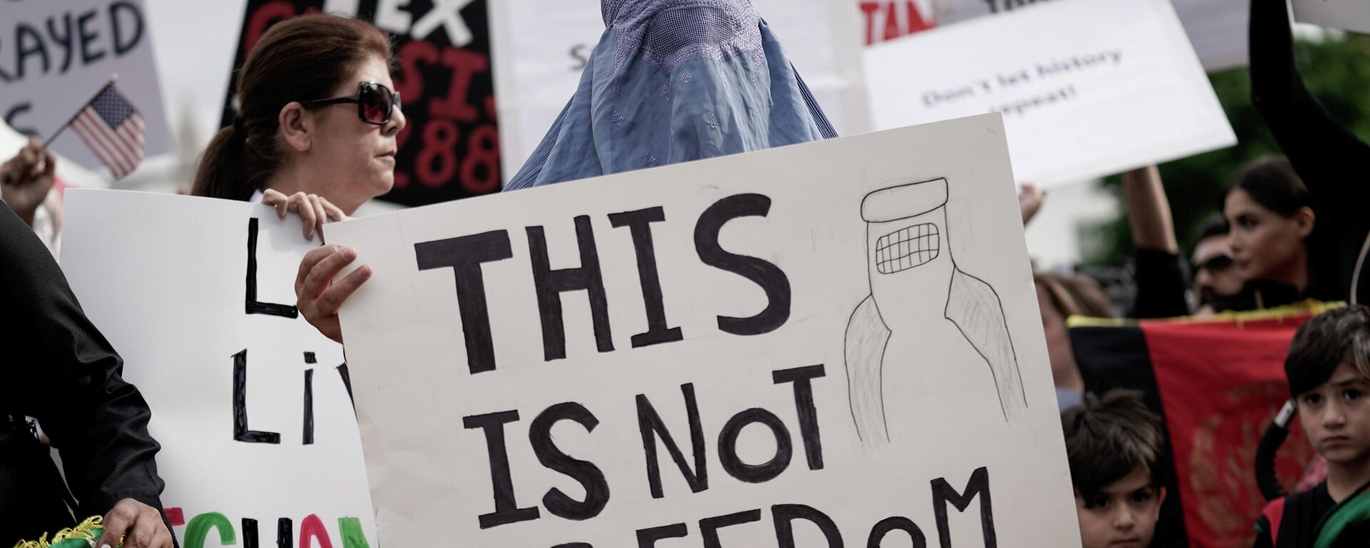 Una mujer en burka protesta en Washington con el cartel 'Eso no es libertad' - Sputnik Mundo, 1920, 17.08.2021
