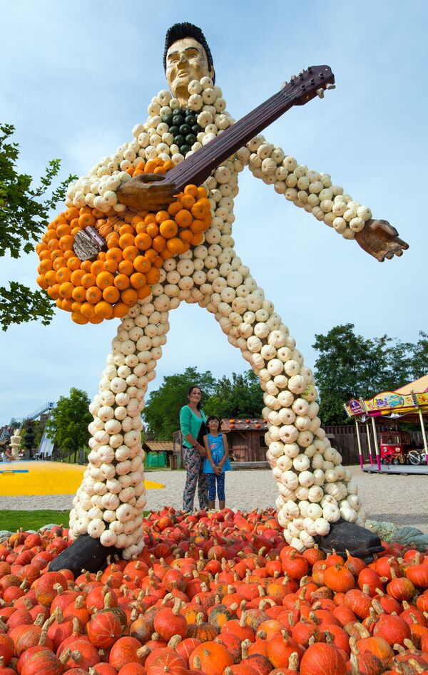 La inesperada muerte del cantante en 1977, cuando tenía solo 42 años, desató rumores de suicidio.En la foto: una escultura de Elvis hecha de calabazas se exhibe en una granja en Klaistow (Alemania), el 27 de agosto de 2015. - Sputnik Mundo