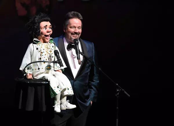 Los rumores y teorías sobre la muerte de Elvis llevaron a muchas personas a creer que el astro forjó su muerte, tras optar llevar un estilo de vida recluso, lejos de los escenarios del mundo del entretenimiento.En la foto: un ventrílocuo actúa con un muñeco de Elvis el 12 de septiembre de 2016 en Las Vegas, Nevada (EEUU). - Sputnik Mundo