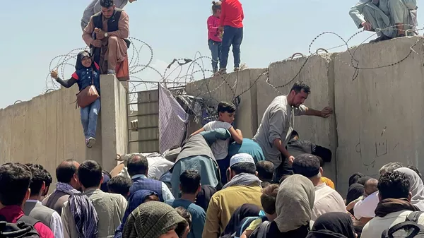 Los afganos en el aeropuerto internacional en Kabul  - Sputnik Mundo