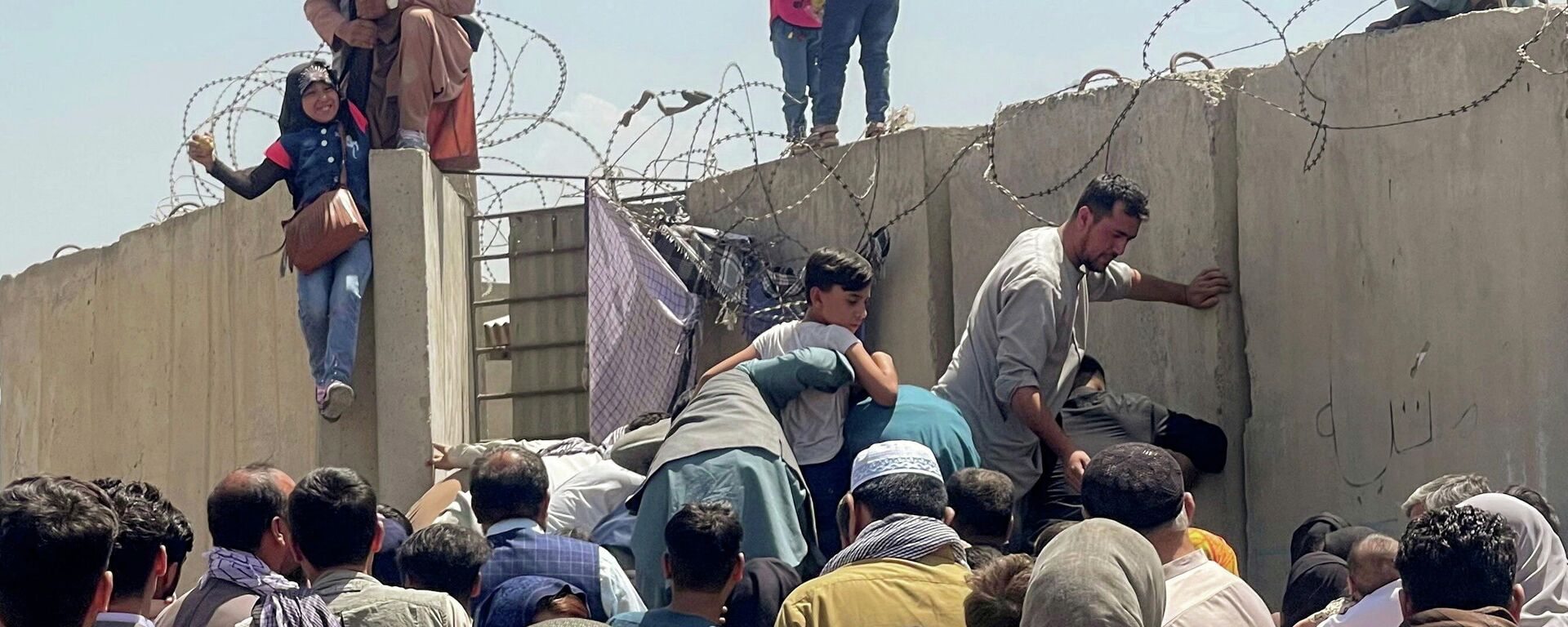 Los afganos en el aeropuerto internacional en Kabul  - Sputnik Mundo, 1920, 17.08.2021