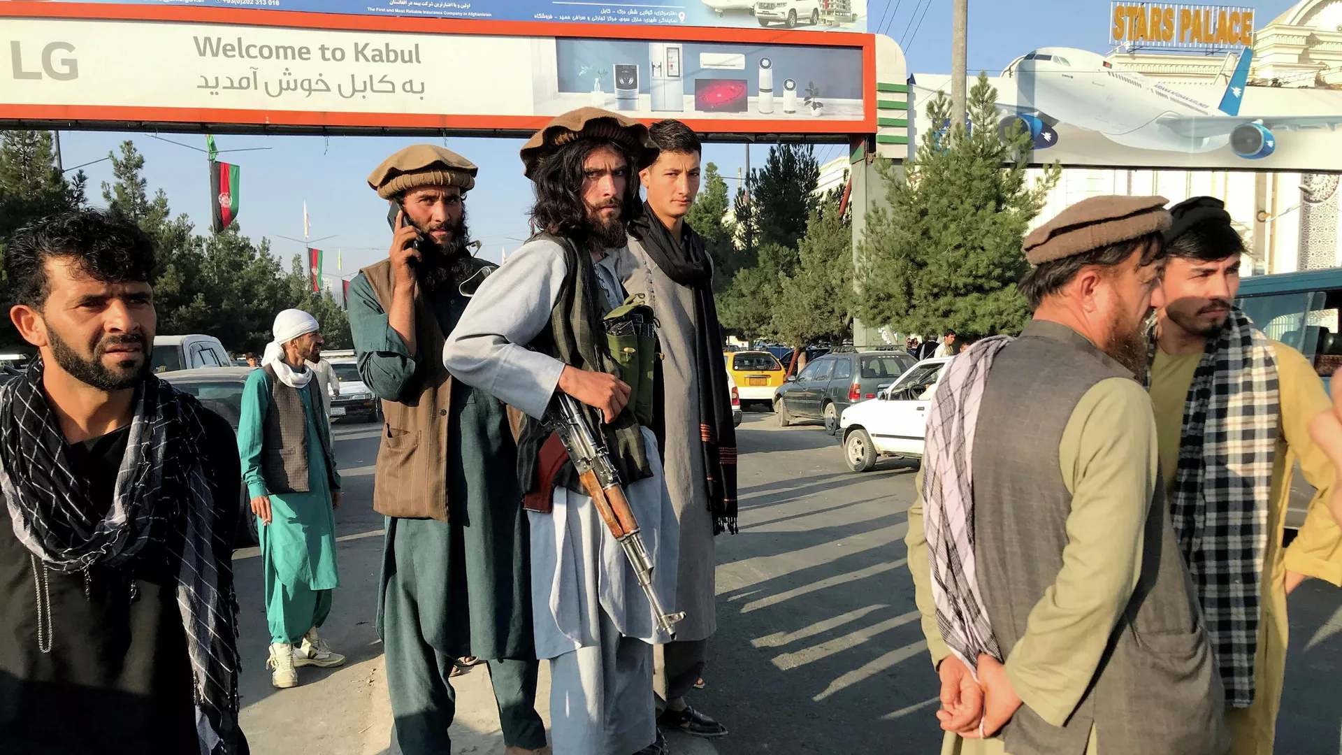 Talibanes en el aeropuerto de Kabul