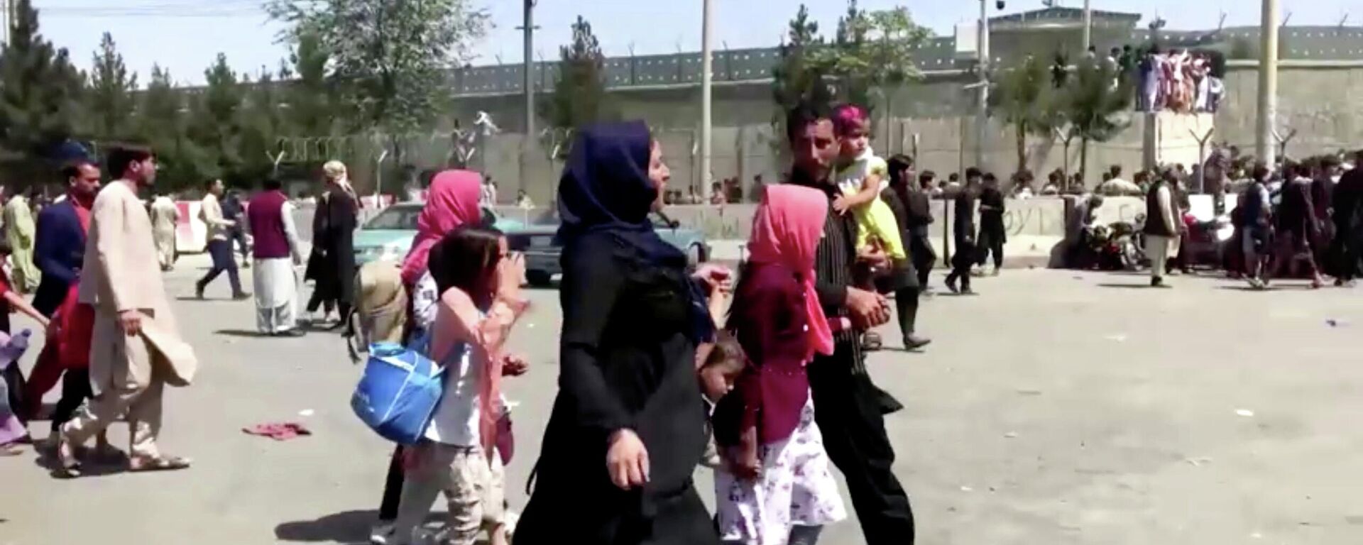 Unas personas cerca del aeropuerto de Kabul, tras la toma de poder por parte de los talibanes - Sputnik Mundo, 1920, 16.08.2021