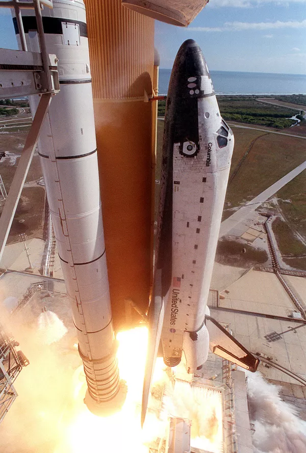 El transbordador espacial reutilizable de Estados Unidos simplificó los viajes espaciales de los seres humanos, y se utilizó para lanzar y recuperar satélites. El 10 de marzo de 1981 se realizó el primero de cuatro vuelos orbitales de prueba, abriendo paso a vuelos operativos en 1982. Esta imagen muestra el despegue del transbordador espacial Columbia en la que sería su última misión en enero de 2003. La nave espacial se desintegró en la reentrada a la atmósfera terrestre, y ocasionó la muerte de todos los que estaban a bordo. - Sputnik Mundo