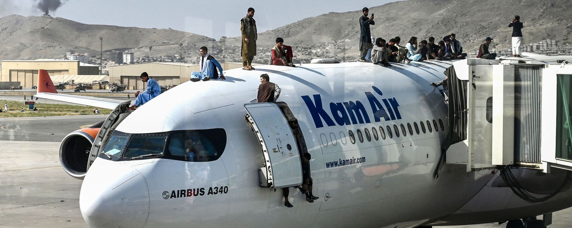 Los afganes en el aeropuerto de Kabul - Sputnik Mundo, 1920, 18.08.2021