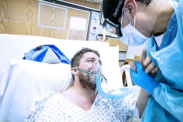 Fue la foto T. thanks doctor Astua for saving his life (T. agradece al doctor Astua por salvarle la vida), del neoyorquino John Rae, la que ganó en dicha categoría. - Sputnik Mundo