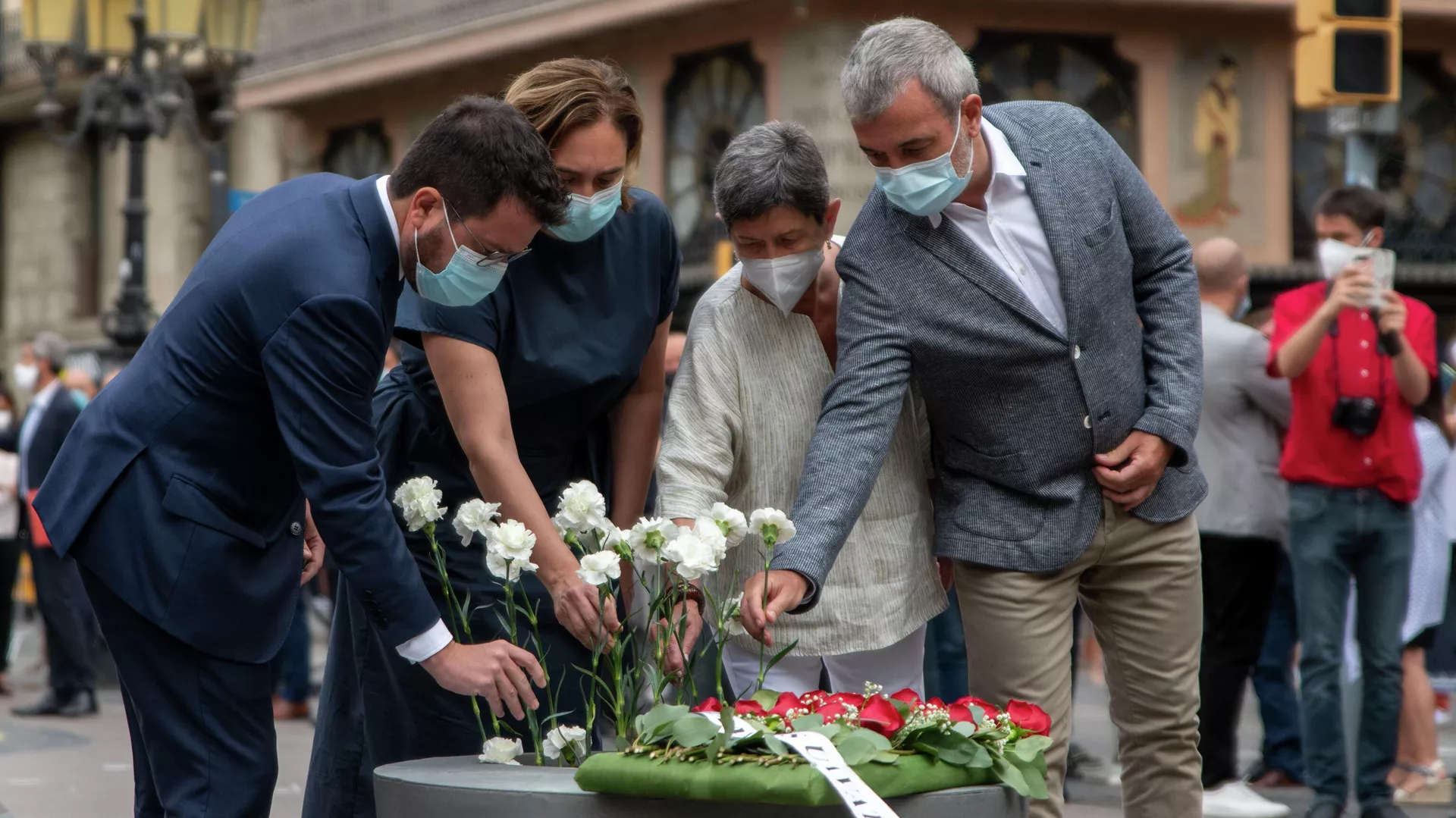 El president de la Generalitat, Pere Aragonès; la alcaldesa de Barcelona, Ada Colau; y el primer teniente de alcalde de Barcelona, Jaume Collboni, depositan flores blancas en el aniversario de los atentados del 17 de agosto de 2017, en el Memorial de La Rambla El president de la Generalitat, Pere Aragonès; la alcaldesa de Barcelona, Ada Colau; y el primer teniente de alcalde de Barcelona, Jaume Collboni, depositan flores blancas en el aniversario de los atentados del 17 de agosto de 2017, en el Memorial de La Rambla - Sputnik Mundo, 1920, 17.08.2021