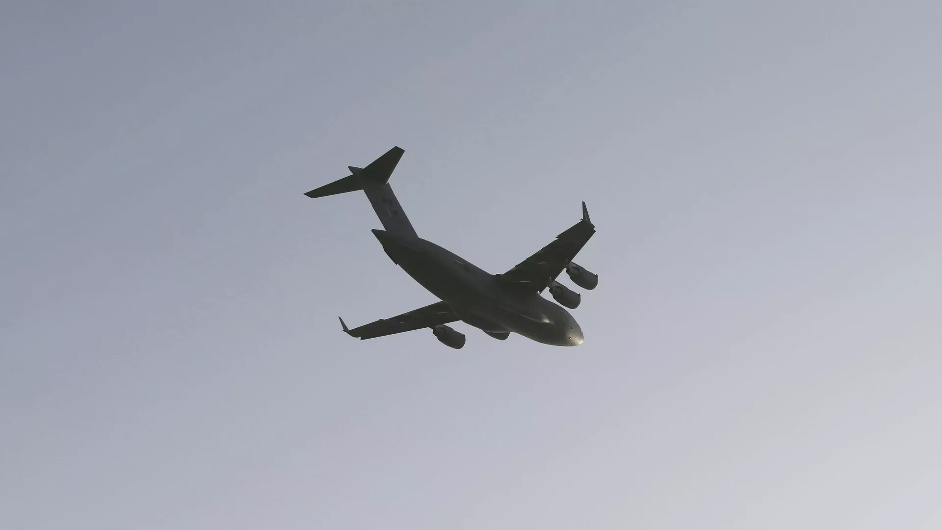 Un avión C-17 Globemaster III en el cielo de Kabul