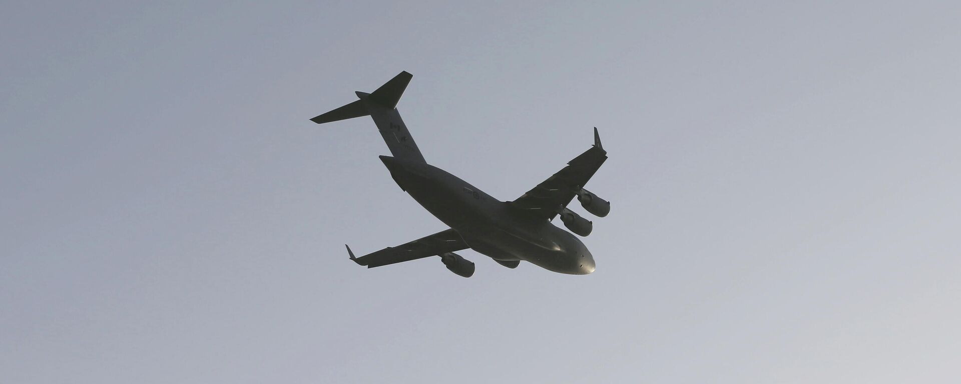 Un avión C-17 Globemaster III en el cielo de Kabul Un avión C-17 Globemaster III en el cielo de Kabul - Sputnik Mundo, 1920, 17.08.2021