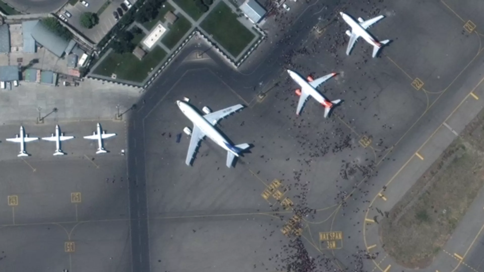 Las imágenes por satélite del caos en el aeropuerto de Kabul
