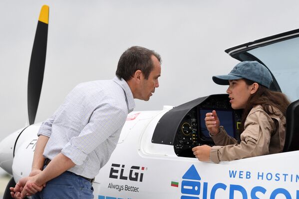 La joven piloto tendrá que recorrer más de 50.000 kilómetros sobre el territorio de 52 países. - Sputnik Mundo