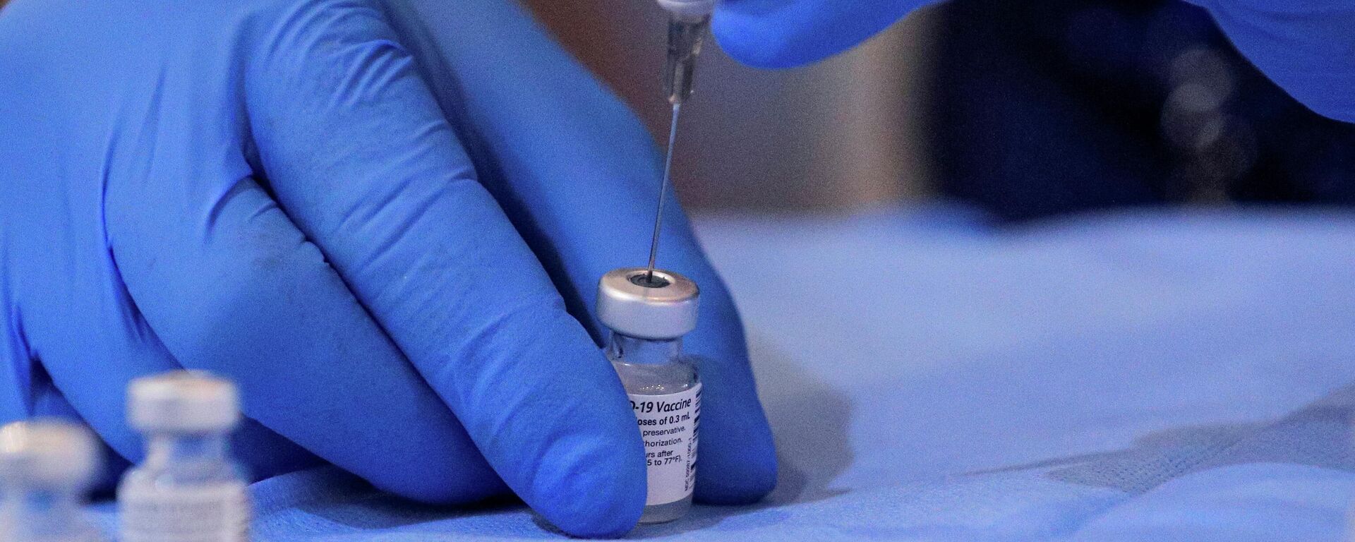 Una inyección de la vacuna Pfizer-BioNTech - Sputnik Mundo, 1920, 19.08.2021