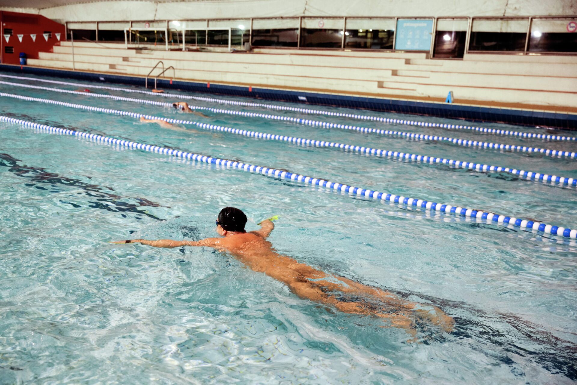 Naturistas nadando en una piscina de París (Francia) - Sputnik Mundo, 1920, 19.08.2021