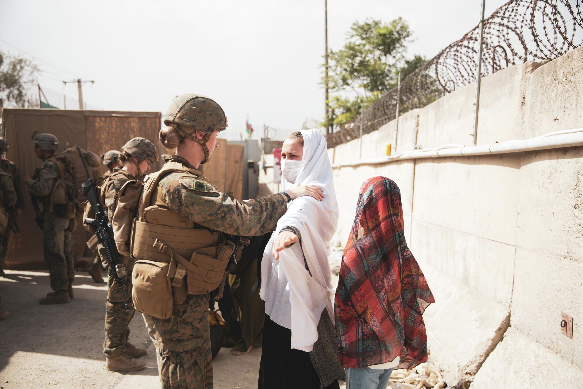Mujeres afganas en el aeropuerto de Kabul - Sputnik Mundo, 1920, 27.08.2021