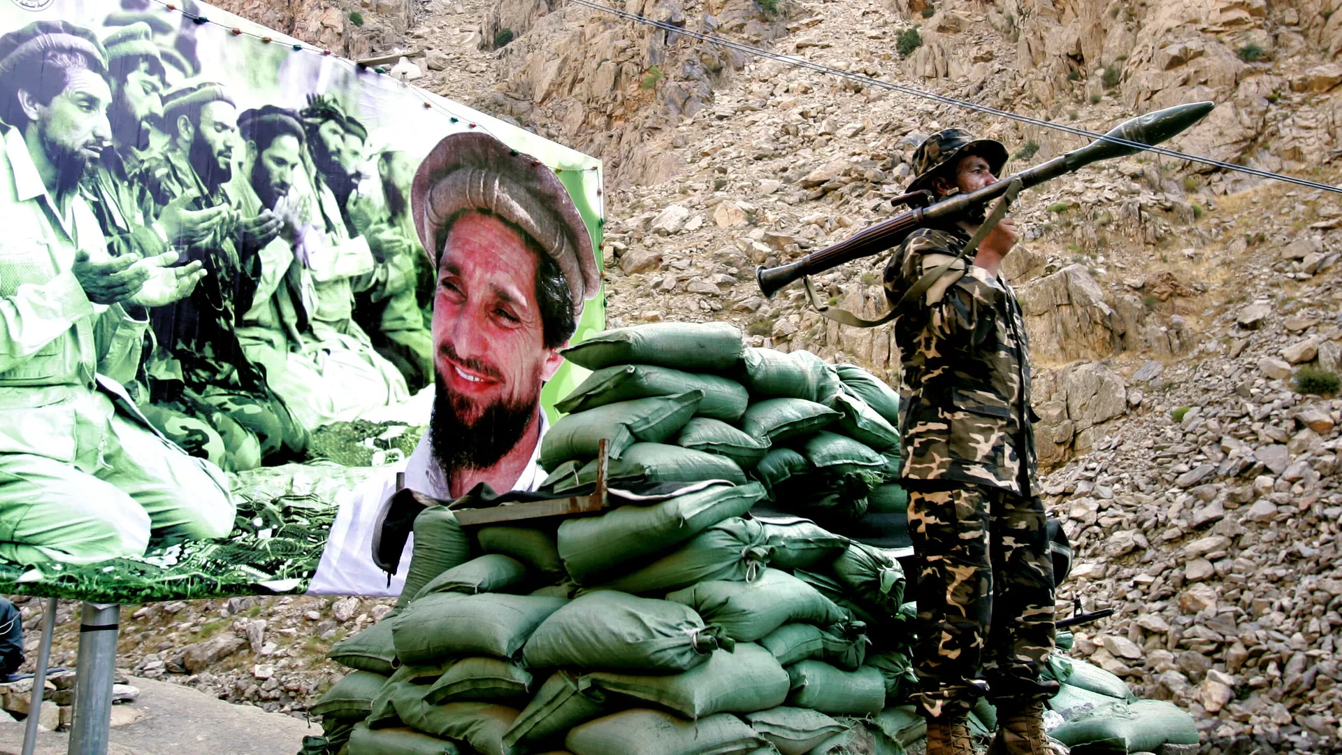 Soldado afgano frente el poster con Ahmad Shah Masud, señor de la guerra de Afganistán conocido como 'el león de Panshir' (archivo) Soldado afgano frente el poster con Ahmad Shah Masud, señor de la guerra de Afganistán conocido como 'el león de Panshir' (archivo) - Sputnik Mundo, 1920, 20.08.2021