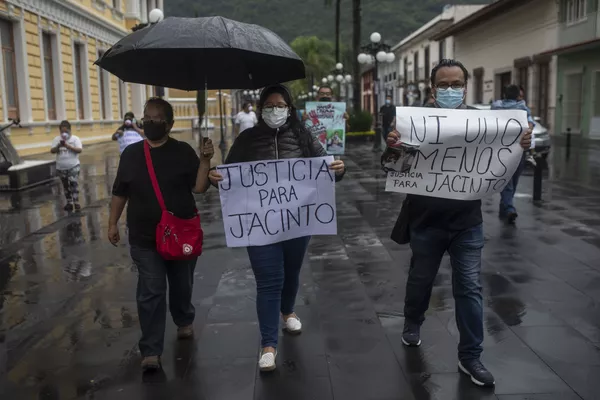 Los manifestantes, incluidos muchos periodistas, exigen una investigación justa sobre el asesinato de Romero. Los manifestantes, incluidos muchos periodistas, exigen una investigación justa sobre el asesinato de Romero. - Sputnik Mundo