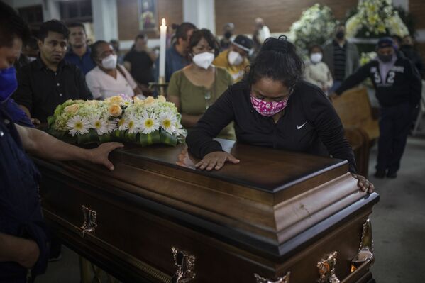 El asesinato de Jacinto Romero ocurrió frente a la casa del periodista en el estado de Veracruz. En la foto: el funeral del periodista asesinado Jacinto Romero. - Sputnik Mundo