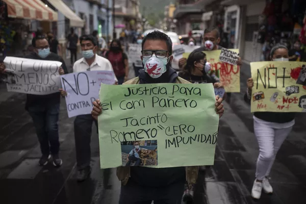 Antes del asesinato, Romero había recibido amenazas por WhatsApp. Foto: manifestantes protestan contra el asesinato del periodista Jacinto Romero en Orizaba, Veracruz. Antes del asesinato, Romero había recibido amenazas por WhatsApp. Foto: manifestantes protestan contra el asesinato del periodista Jacinto Romero en Orizaba, Veracruz. - Sputnik Mundo