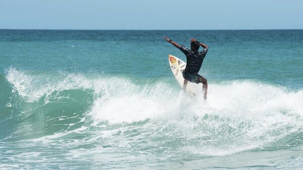 Un niño surfeando en Anare, Venezuela - Sputnik Mundo