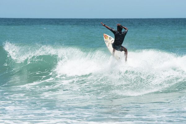Un niño surfeando en Anare, Venezuela - Sputnik Mundo