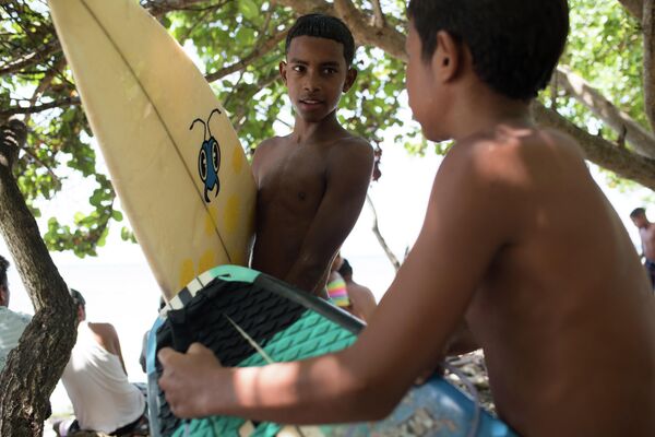 Niños con sus tablas de surf - Sputnik Mundo
