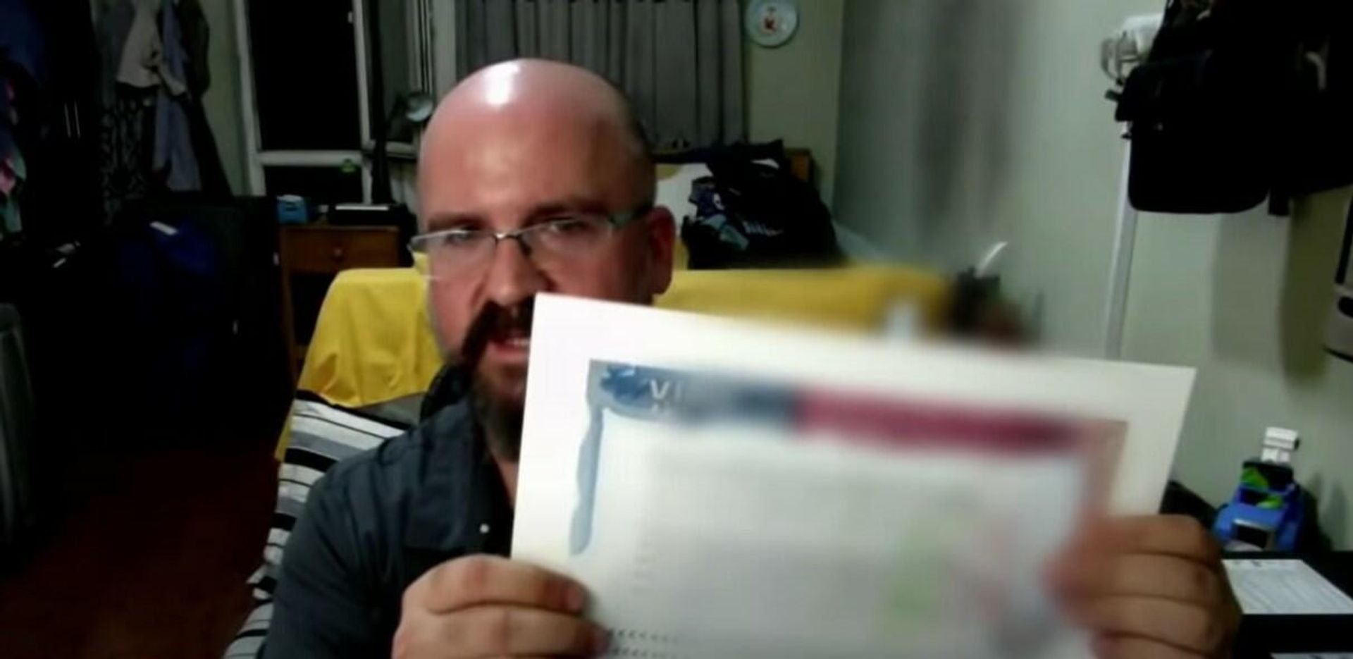 David Fox mostrando una copia del documento que le envió el Departamento de Estado - Sputnik Mundo, 1920, 22.08.2021