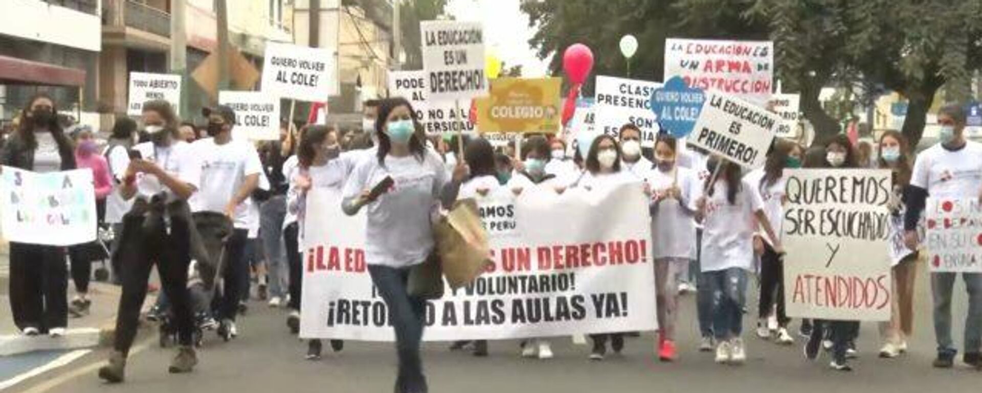 Cientos de padres de familia exigen la reanudación de las clases presenciales en Perú - Sputnik Mundo, 1920, 22.08.2021