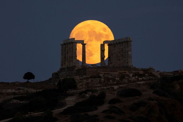 Luna llena sobre el templo de Poseidón en el cabo de Sunio (Grecia). - Sputnik Mundo