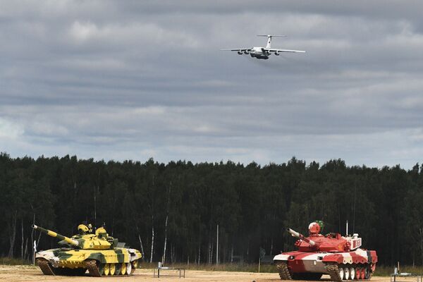 Los Juegos Militares Internacionales se celebran en el marco del Foro Army 2021, del 22 de agosto al 4 de septiembre. En este evento militar participarán equipos de 44 países. En la foto: tanques T-72B3 de los equipos de Uzbekistán y China durante la competición Biatlón de Tanques-2021. - Sputnik Mundo