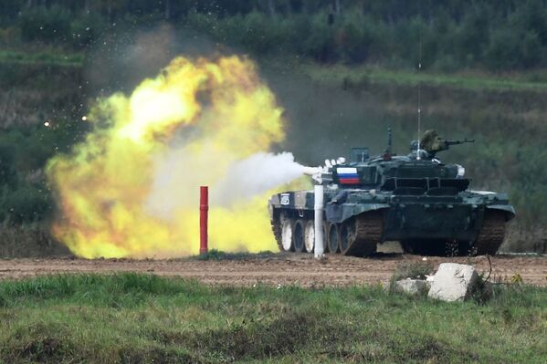 El tanque T-72B3 del equipo ruso en el campo de maniobras Alábino, en la región de Moscú. - Sputnik Mundo