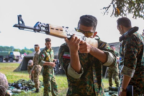 Los participantes del Ejército de Irán durante el concurso Guardián del Orden en la versión VII de los Juegos Militares Internacionales. - Sputnik Mundo