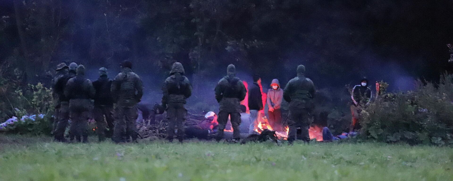Los guardias polacos detienen a inmigrantes en la frontera con Bielorrusia Los guardias polacos detienen a inmigrantes en la frontera con Bielorrusia - Sputnik Mundo, 1920, 23.08.2021