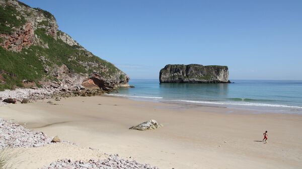 Playa de Andrín en Llanes (imagen referencial) - Sputnik Mundo