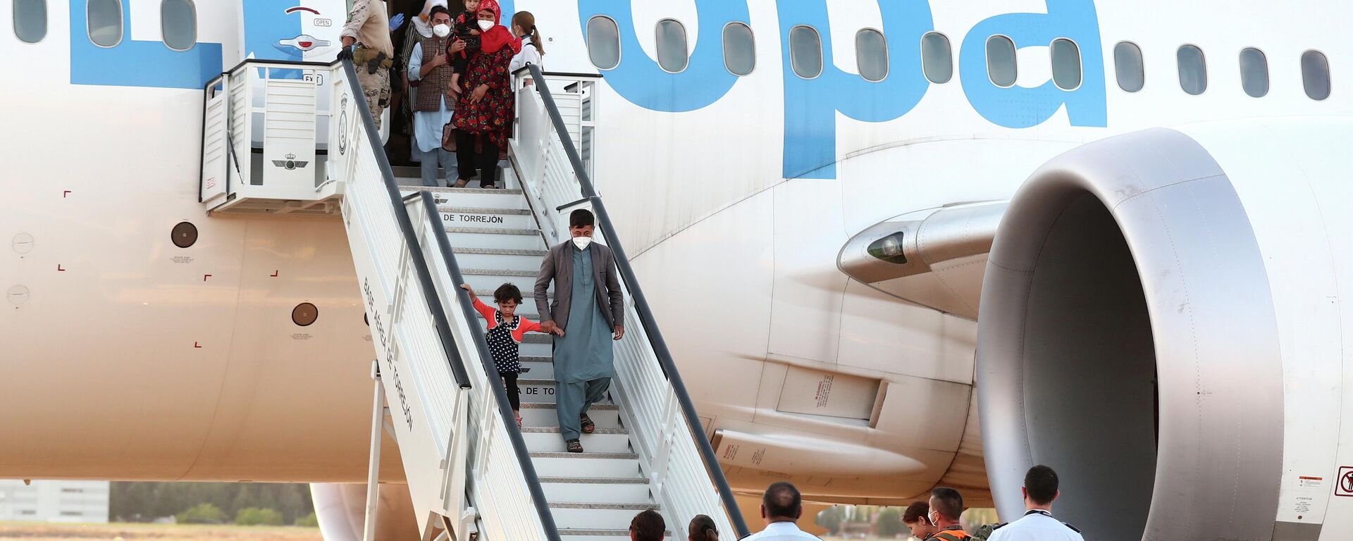  La llegada de evacuados de Afganistán a la base aérea de Torrejón de Ardoz, en Madrid - Sputnik Mundo, 1920, 24.08.2021