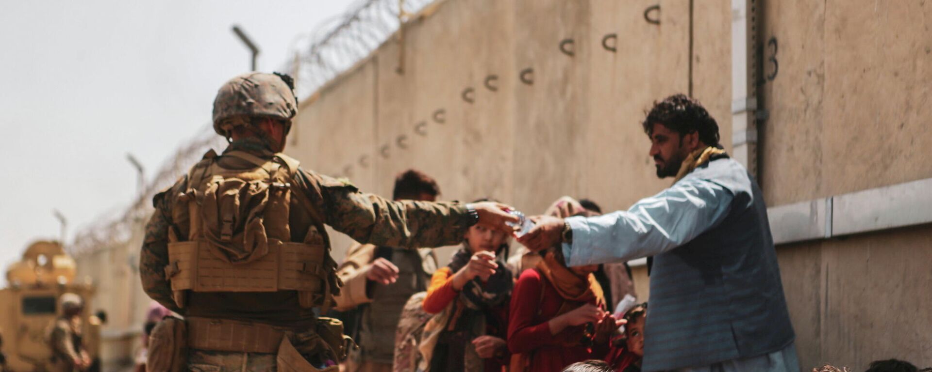 Afganos esperan la evacuación en el aeropuerto de Kabul - Sputnik Mundo, 1920, 24.08.2021