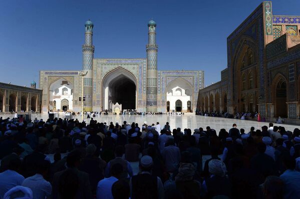 La rama chiita del islam predomina entre los hazaras de Hazaradzhat, parte de las tribus pastunes, algunos clanes de tayikos y los habitantes de Herat.En la foto: creyentes junto a la mezquita Jami en Herat durante la celebración del Eid Al Adha. - Sputnik Mundo