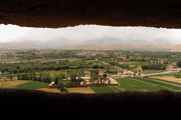 Los terroristas, que llegaron al poder, anunciaron que el país se regirá por las leyes shariá, lo que supone la renuncia a muchos logros de la civilización. Es evidente que la situación de las mujeres, que últimamente lograron acceso a la educación, será más difícil.En la foto: la vista de Bamiyán a través de un nicho que queda tras el derribo de la enorme estatua de Buda. - Sputnik Mundo