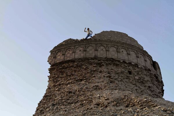 Para las mujeres, el gobierno de los talibanes significa el fin de sus libertades. No podrán estudiar, trabajar ni salir a la calle sin ser acompañadas de un hombre. Hay también recelos de que las jóvenes afganas se casen contra su voluntad con los combatientes.En la foto: el antiguo monasterio budista en los alrededores de Jalalabad. - Sputnik Mundo