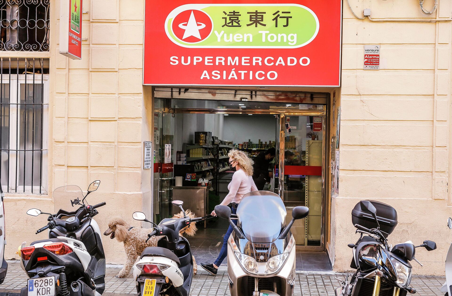 Una persona pasa al lado de un comercio asiático del barrio chino de la calle Pelayo de Valencia, a 29 de abril de 2021, en Valencia, Comunidad Valenciana, (España) - Sputnik Mundo, 1920, 25.08.2021