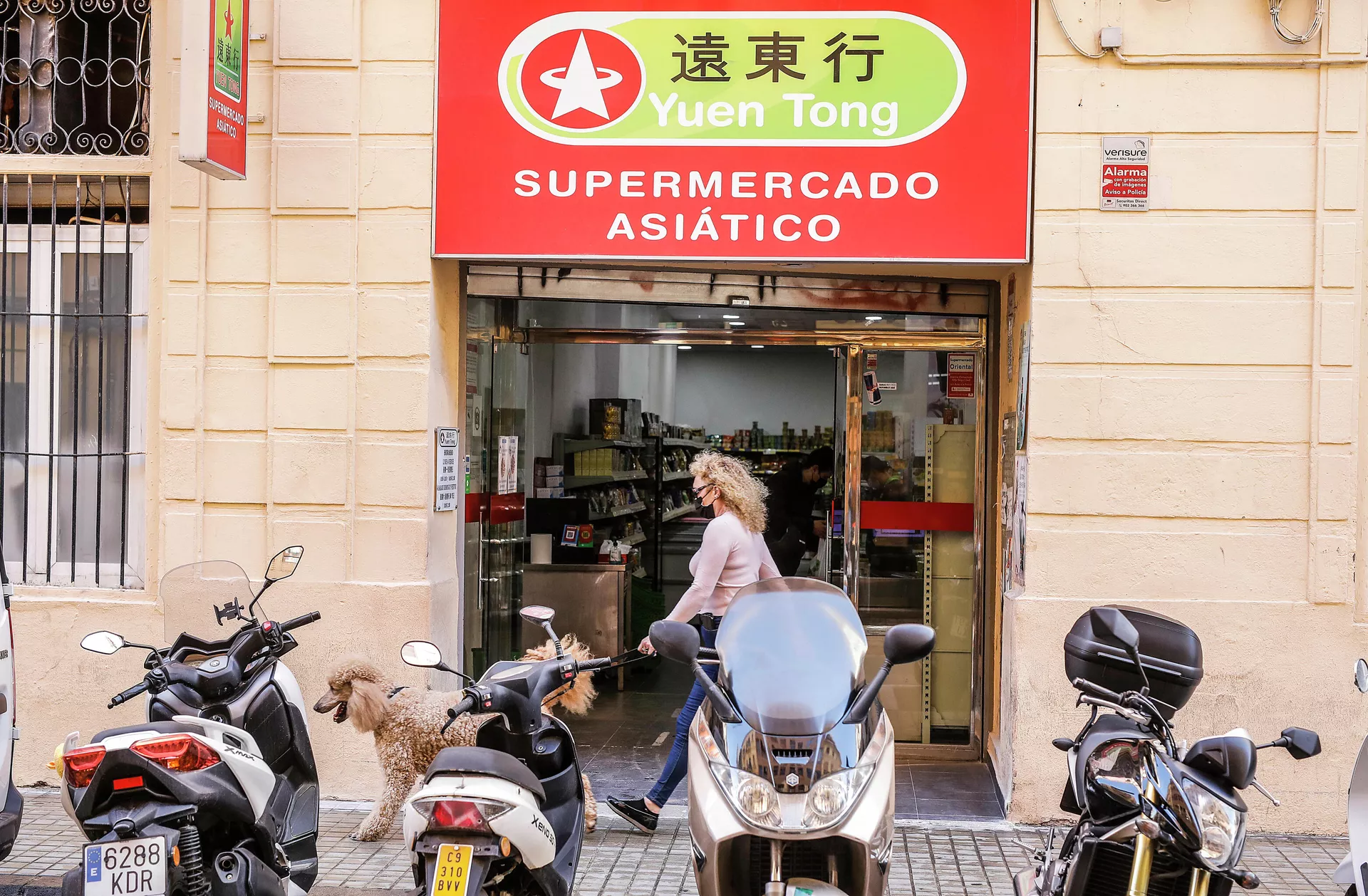 Una persona pasa al lado de un comercio asiático del barrio chino de la calle Pelayo de Valencia, a 29 de abril de 2021, en Valencia, Comunidad Valenciana, (España) Una persona pasa al lado de un comercio asiático del barrio chino de la calle Pelayo de Valencia, a 29 de abril de 2021, en Valencia, Comunidad Valenciana, (España) - Sputnik Mundo, 1920, 25.08.2021
