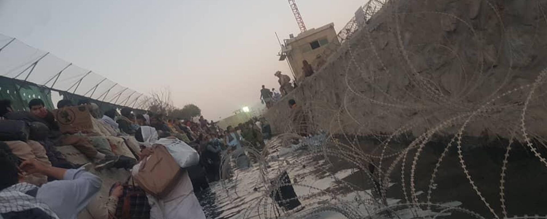 Inmediaciones aeropuerto de Kabul durante la evacuación de miles de afganos tras la toma del poder talibán - Sputnik Mundo, 1920, 26.08.2021