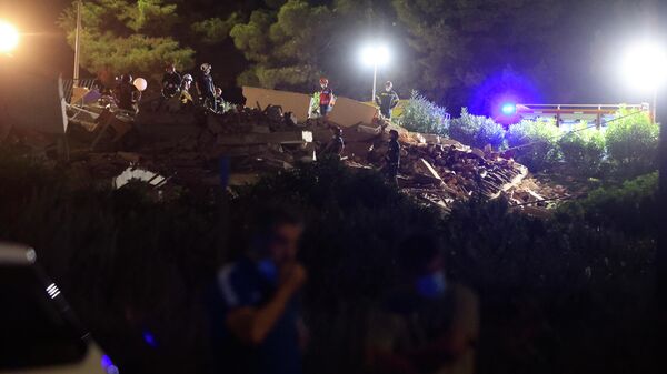 Bomberos trabajando en el edificio derrumbado en Peñíscola - Sputnik Mundo