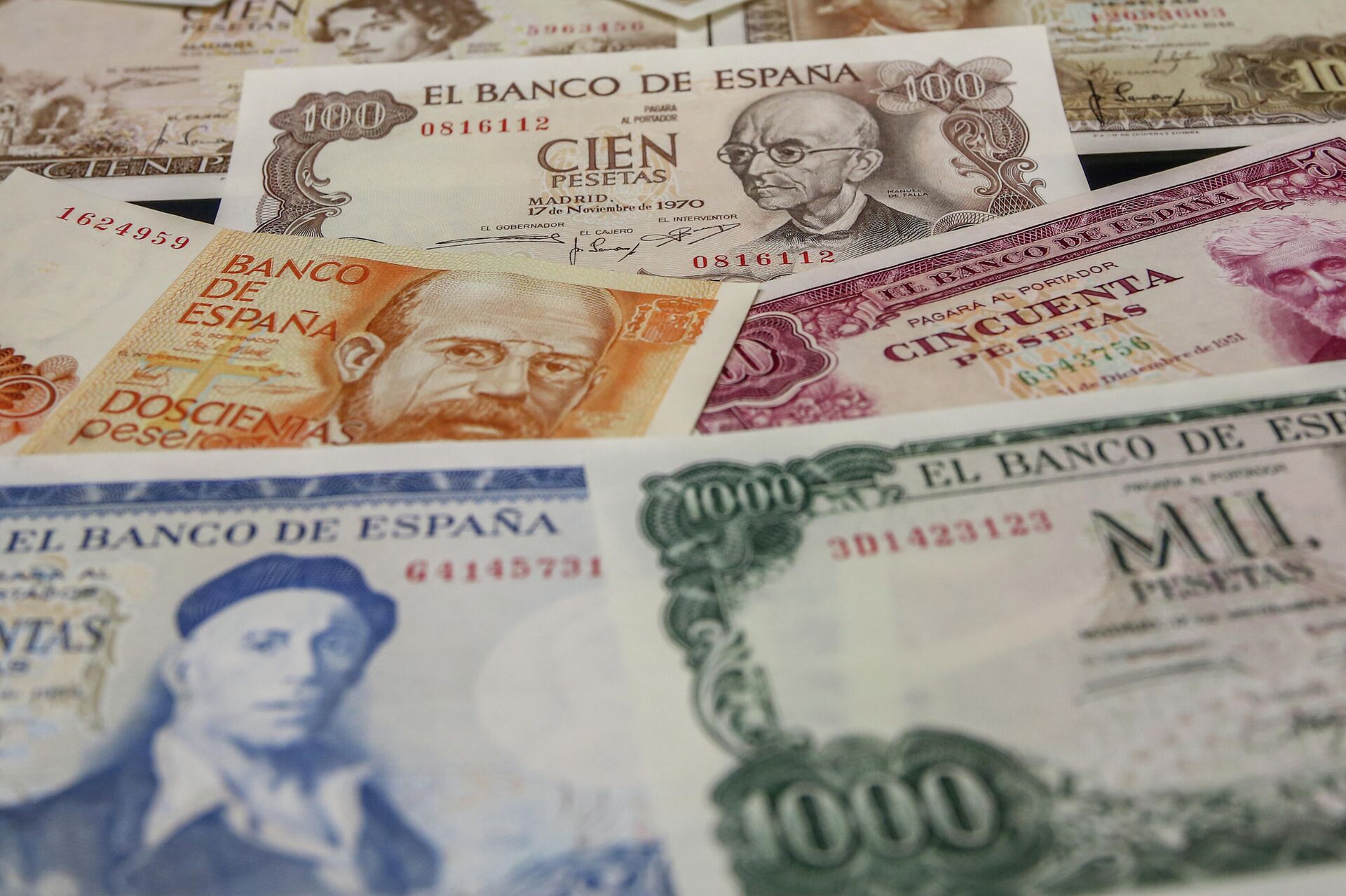 Varios billetes de las antiguas pesetas - Sputnik Mundo, 1920, 26.08.2021