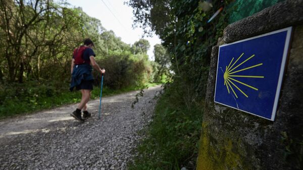 El vecino de Pamplona Rafa Ramirez realiza el Camino de Santiago a su paso por la Comunidad Foral de Navarra, España, a 1 de abril de 2021 - Sputnik Mundo