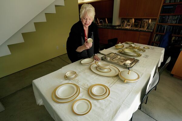 Piezas de porcelana fina con bordes de oro de Al Capone - Sputnik Mundo