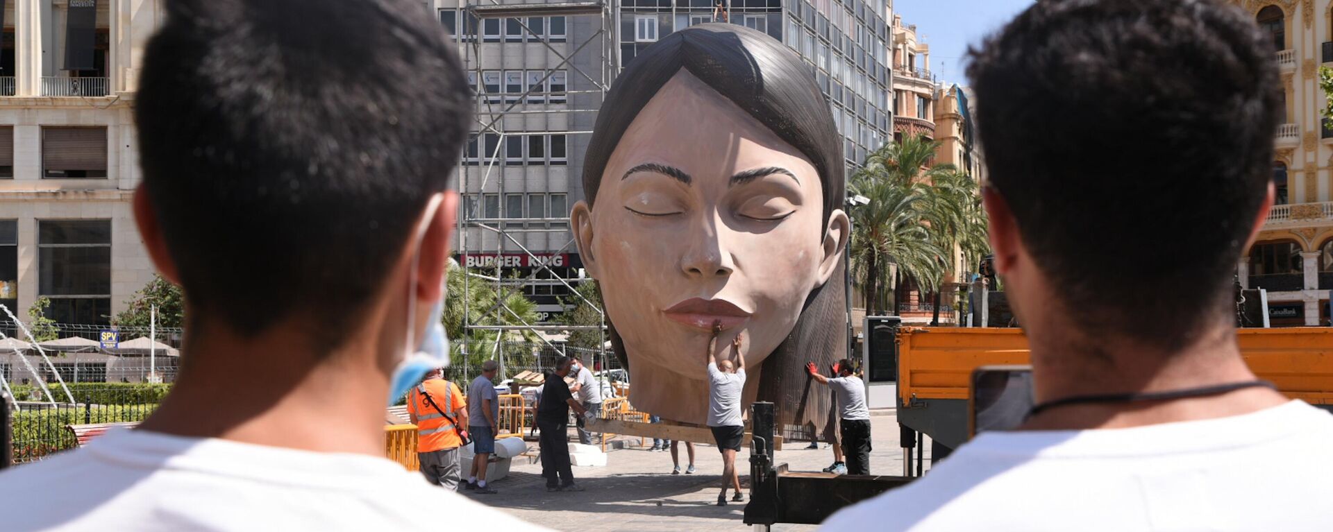 La falla de la meditadora durante la instalación en agosto de 2021 en la plaza del Ayuntamiento de Valencia - Sputnik Mundo, 1920, 27.08.2021